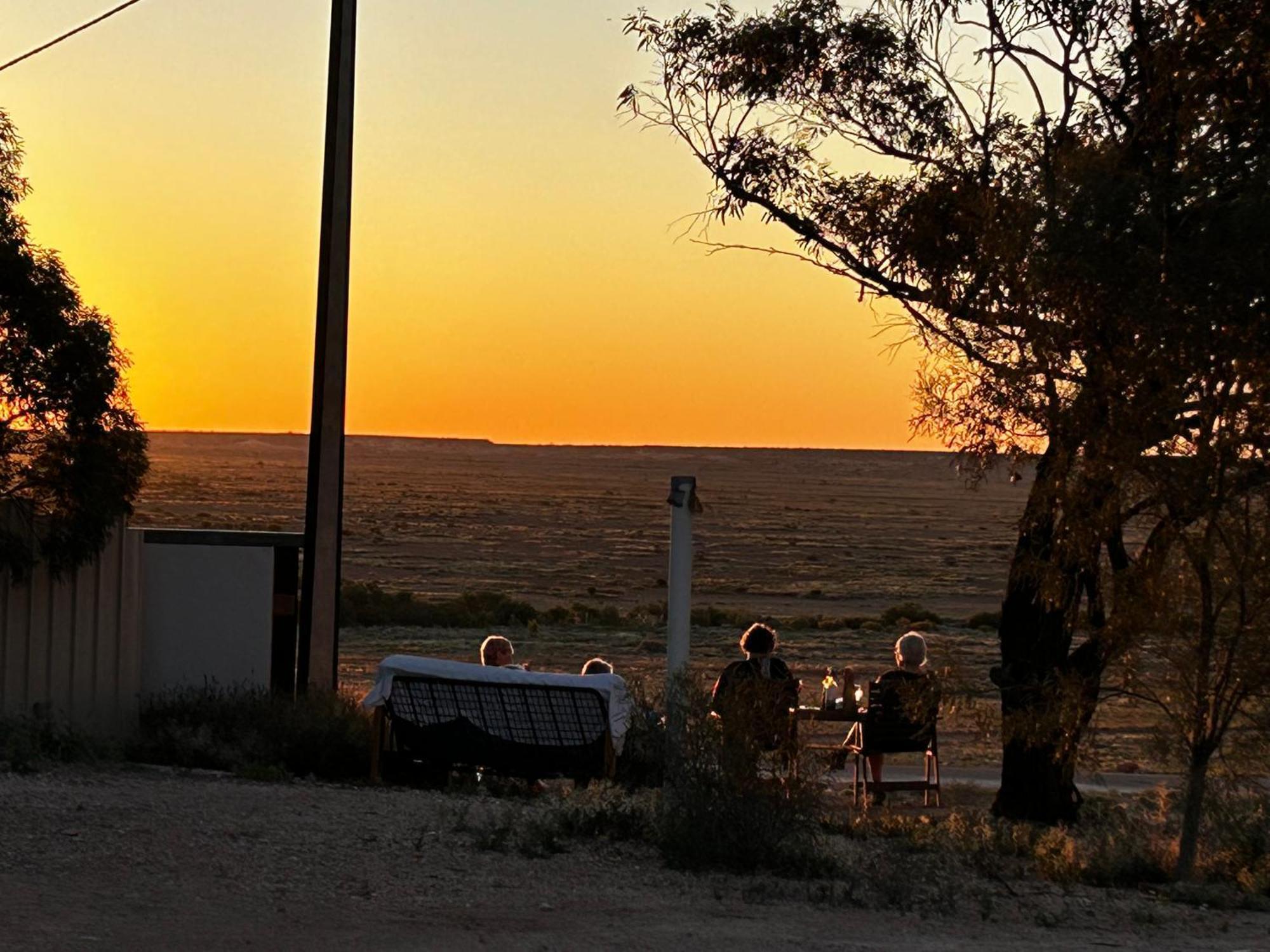 Di'S Dugouts Hotel Coober Pedy Exterior photo