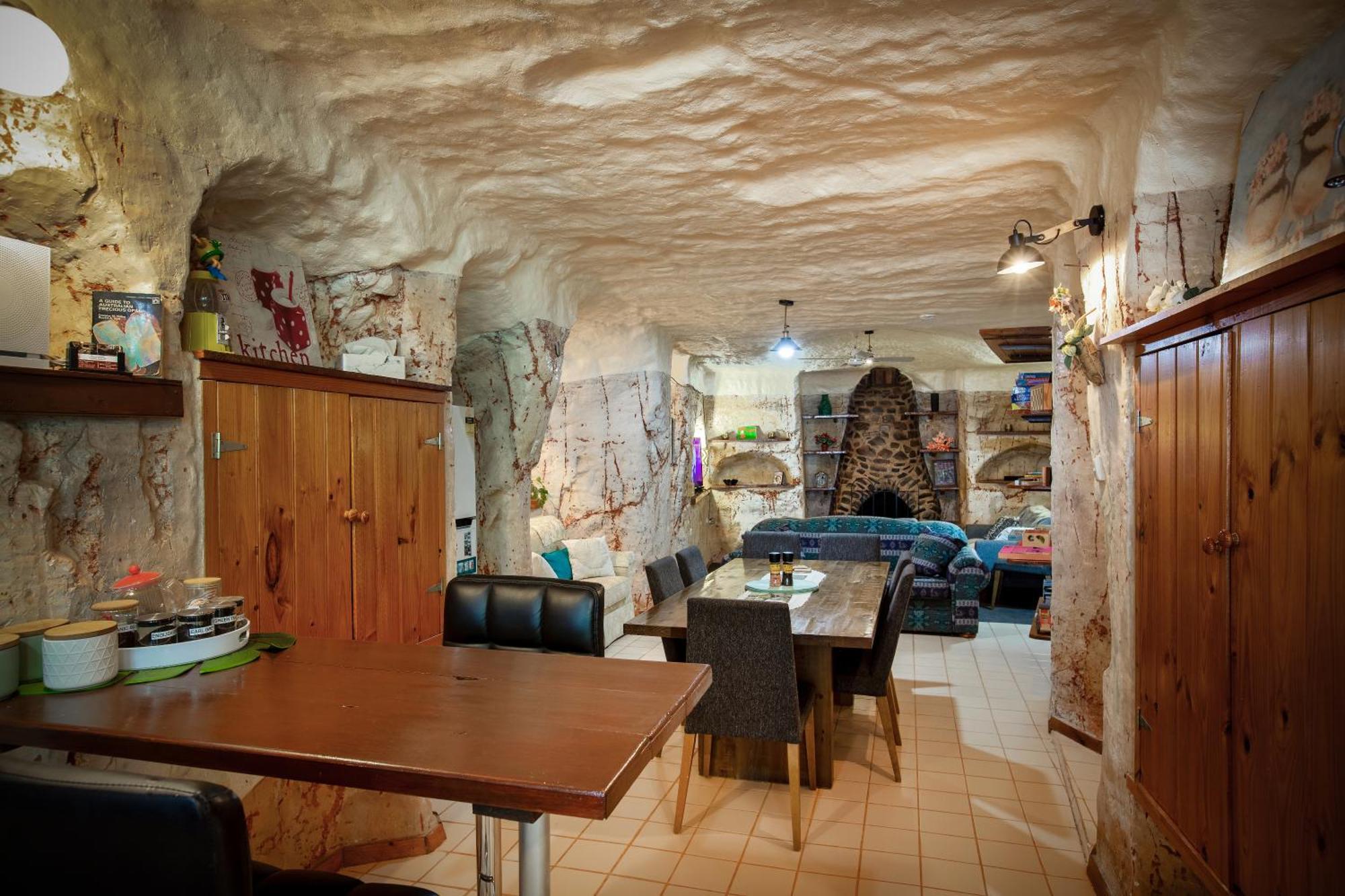 Di'S Dugouts Hotel Coober Pedy Exterior photo