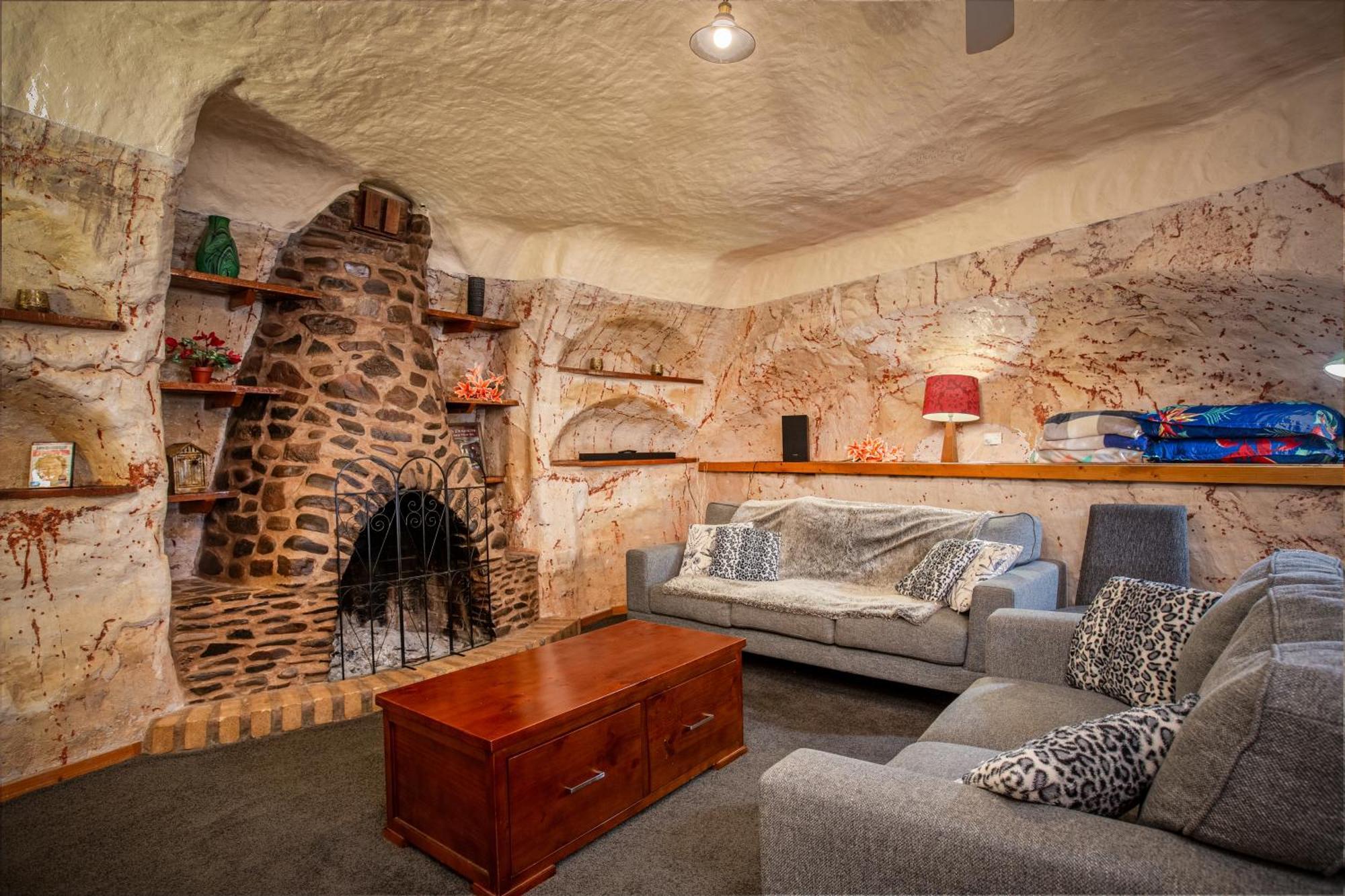 Di'S Dugouts Hotel Coober Pedy Exterior photo