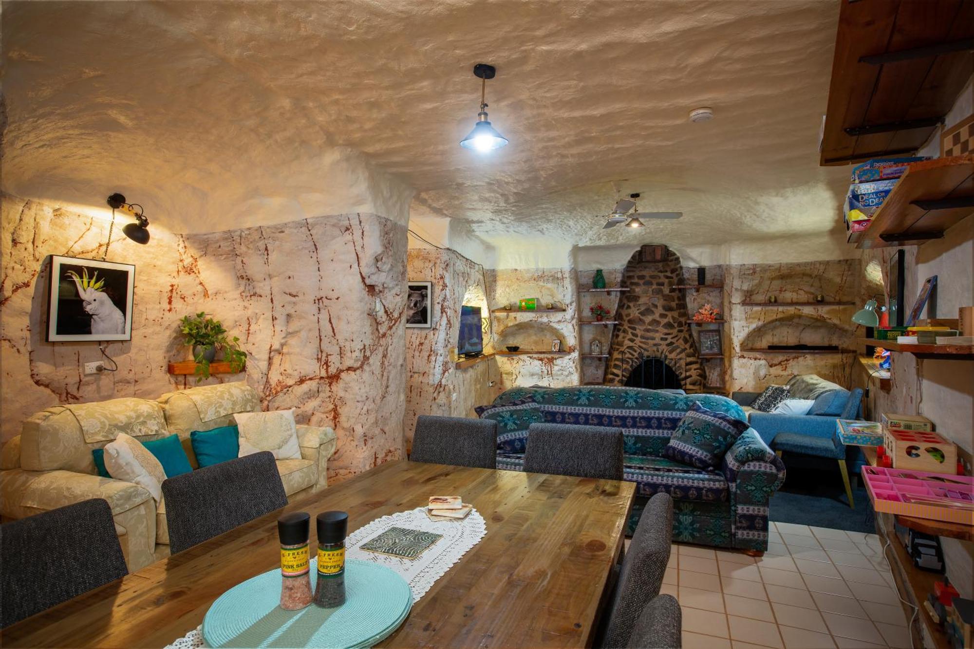 Di'S Dugouts Hotel Coober Pedy Exterior photo