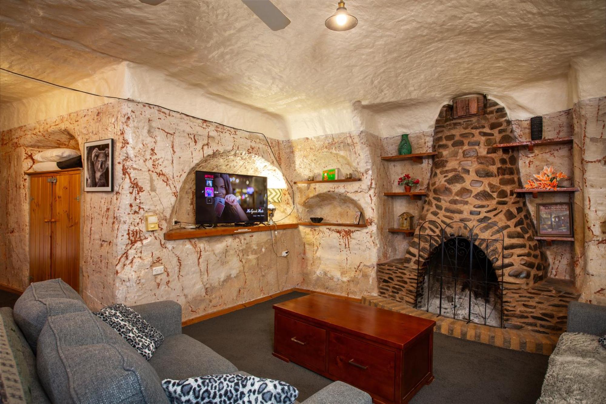 Di'S Dugouts Hotel Coober Pedy Exterior photo