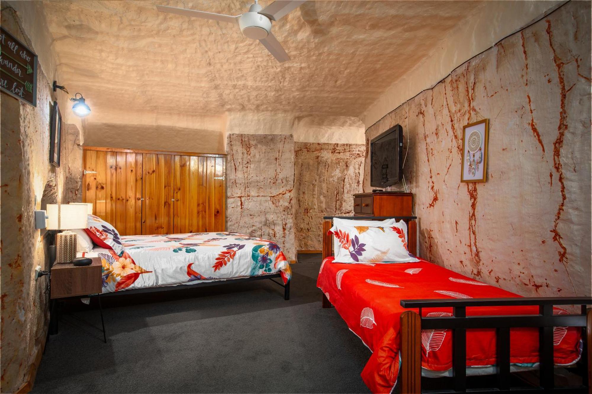 Di'S Dugouts Hotel Coober Pedy Exterior photo