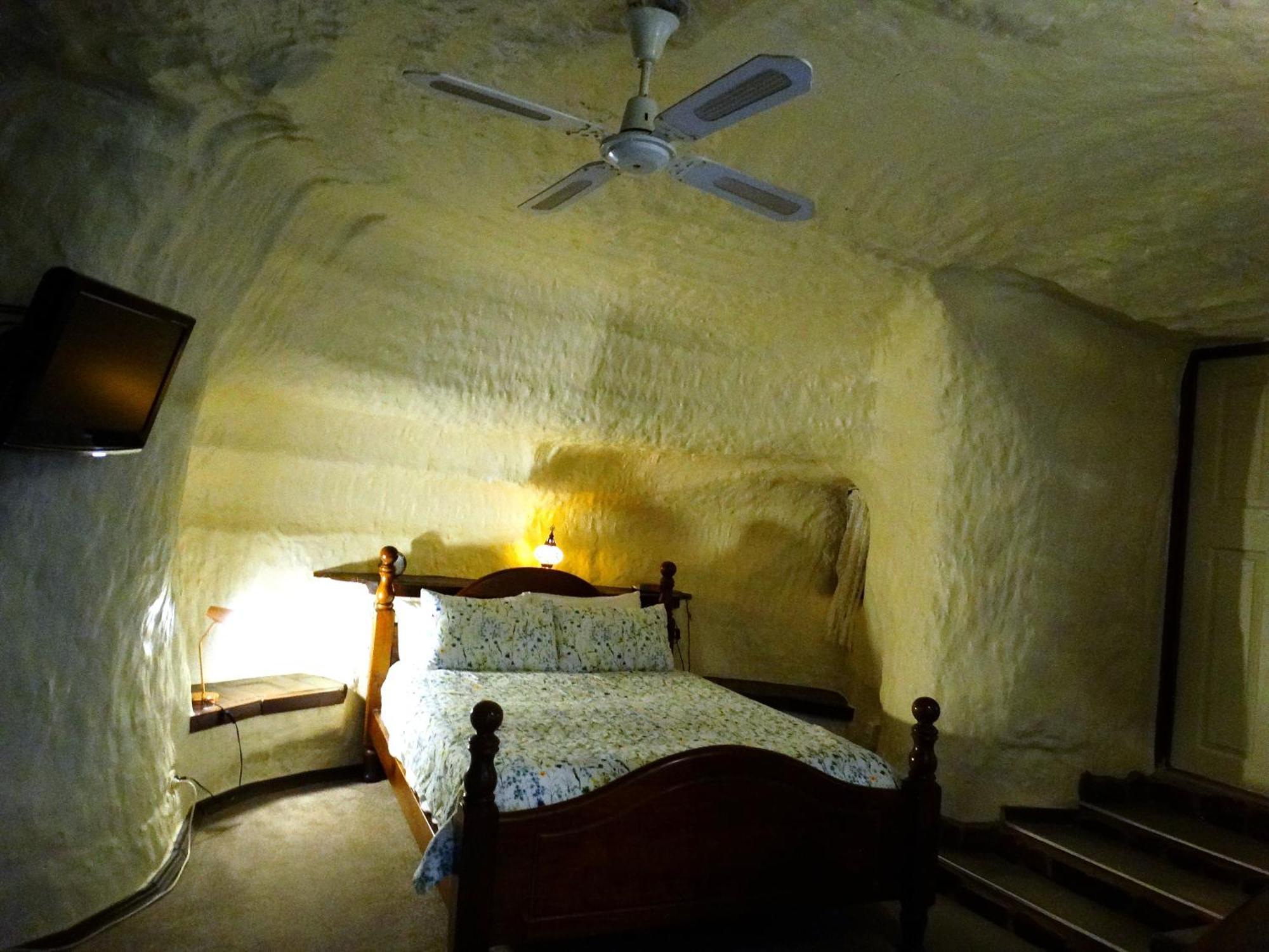 Di'S Dugouts Hotel Coober Pedy Exterior photo