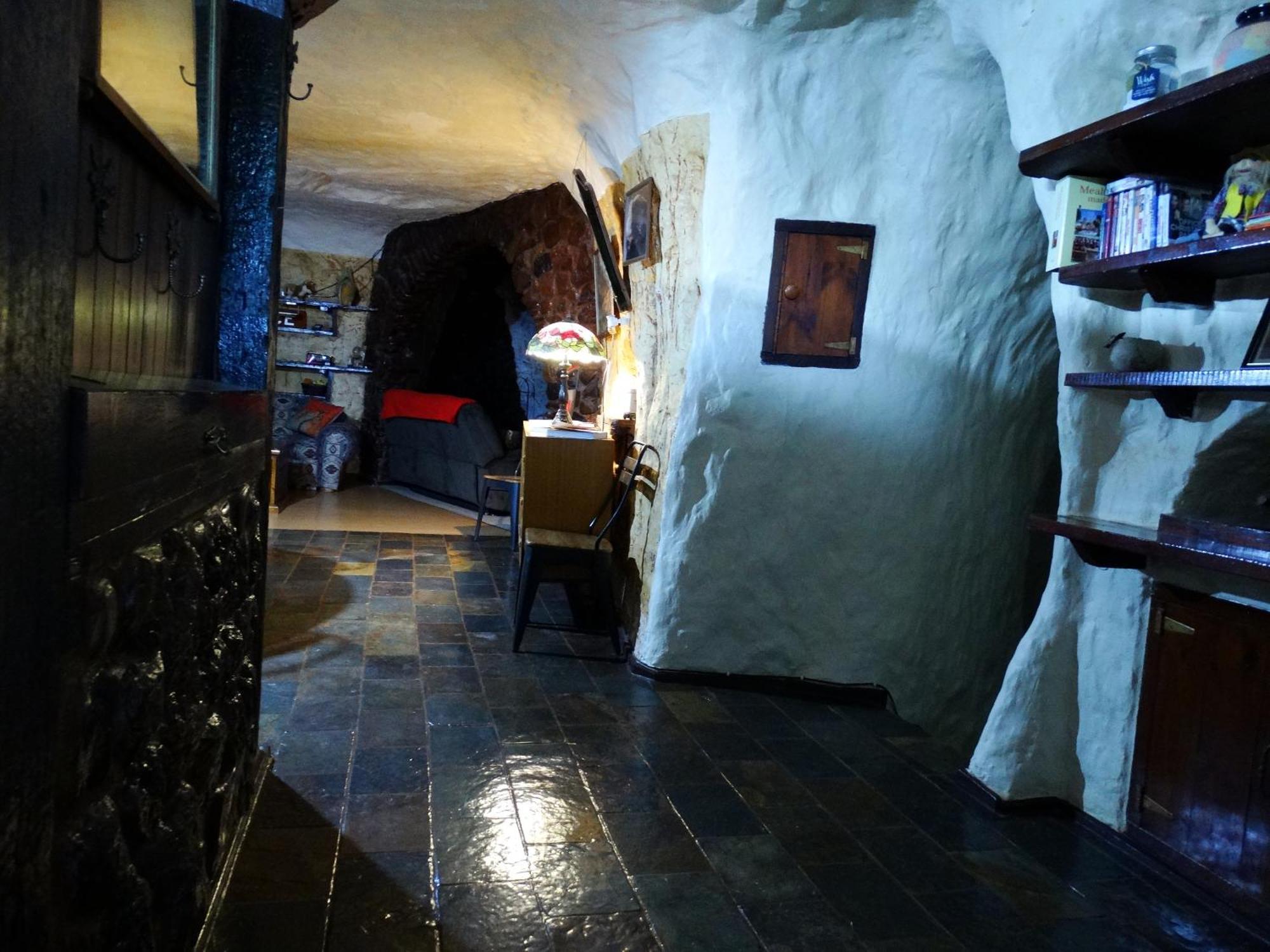 Di'S Dugouts Hotel Coober Pedy Exterior photo