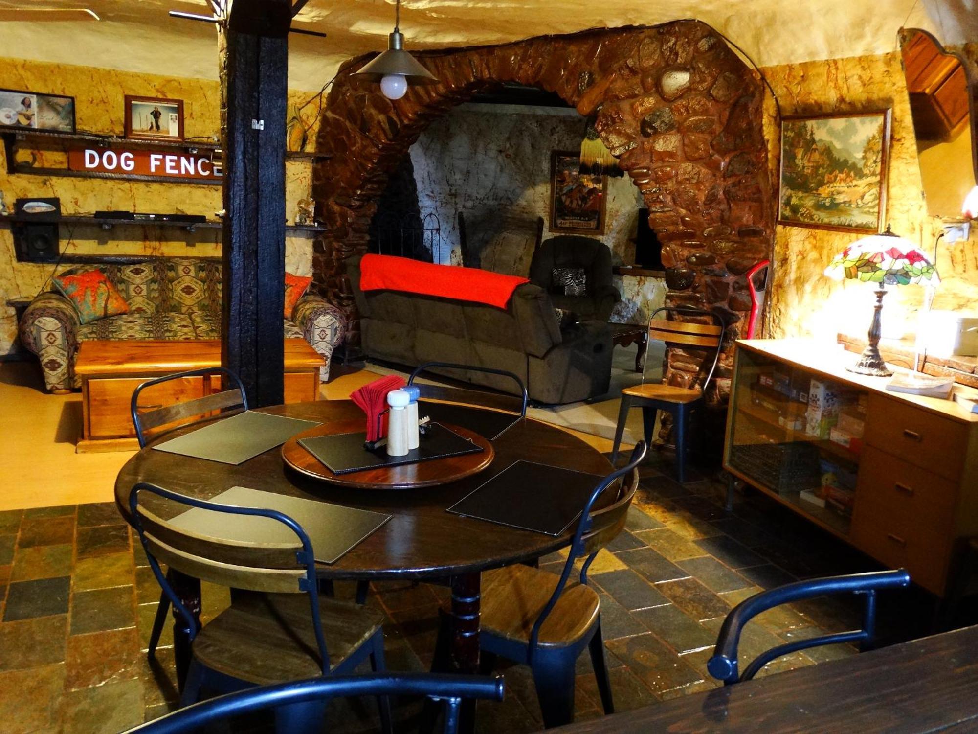Di'S Dugouts Hotel Coober Pedy Exterior photo