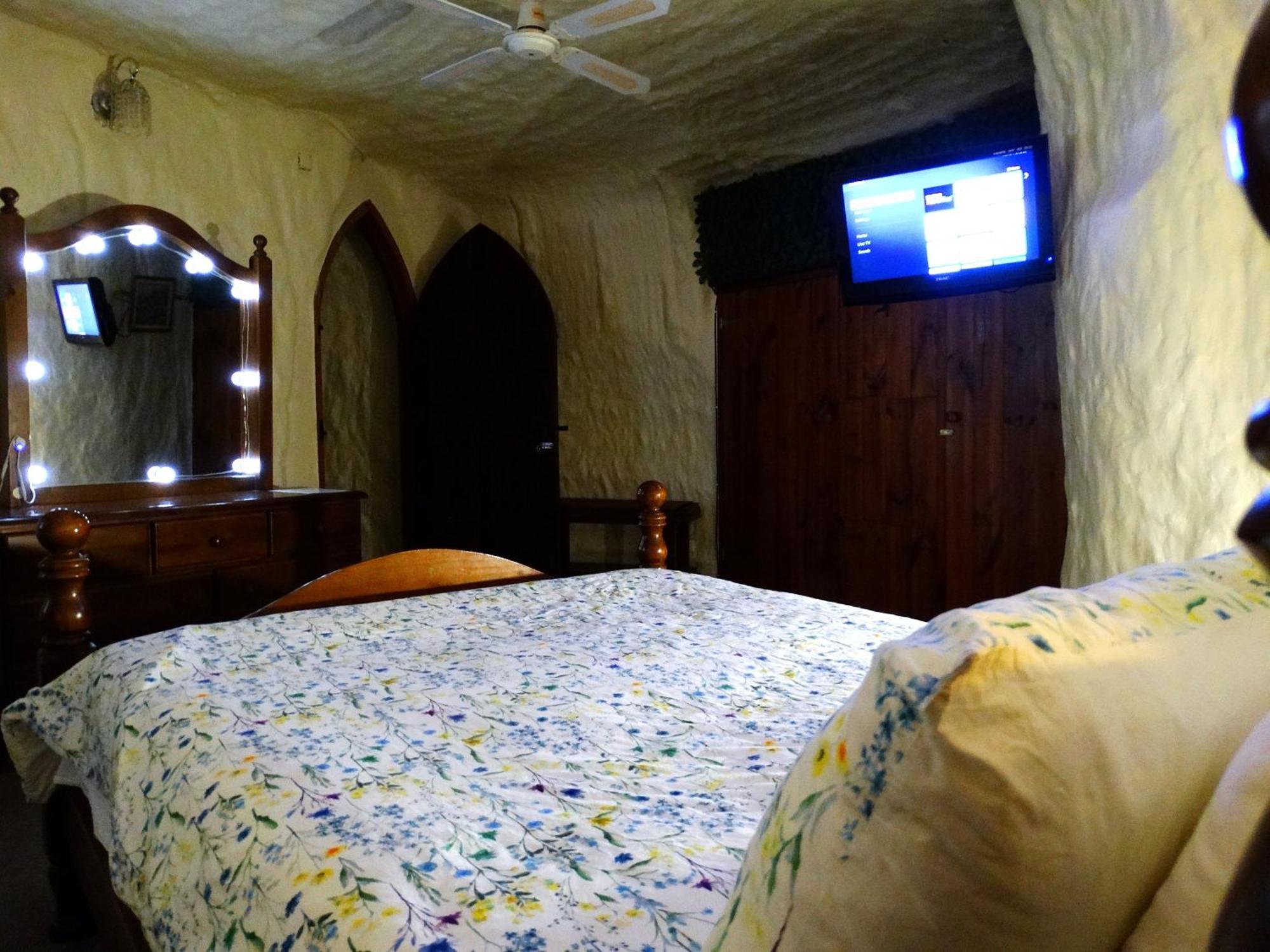 Di'S Dugouts Hotel Coober Pedy Exterior photo