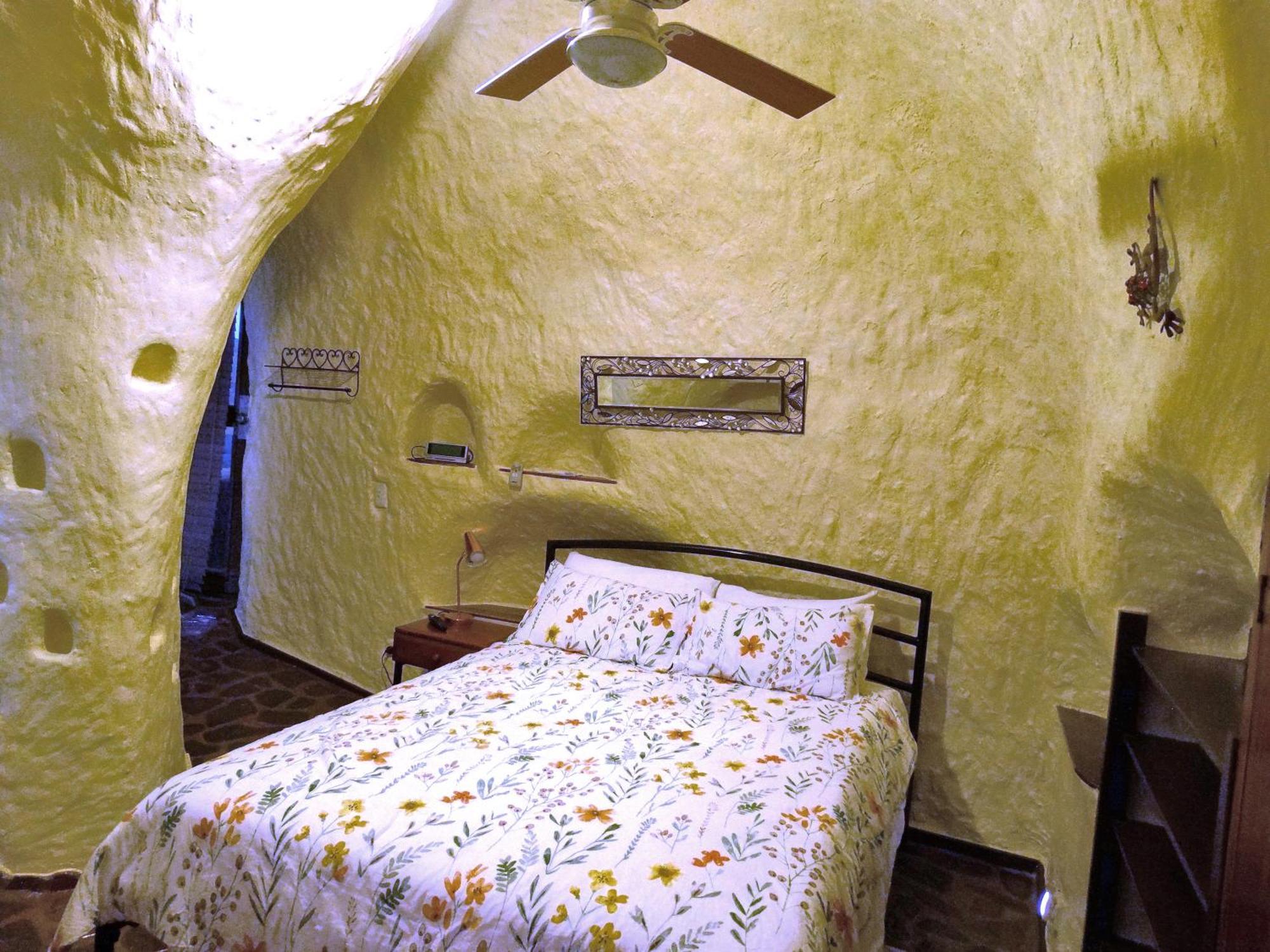 Di'S Dugouts Hotel Coober Pedy Exterior photo