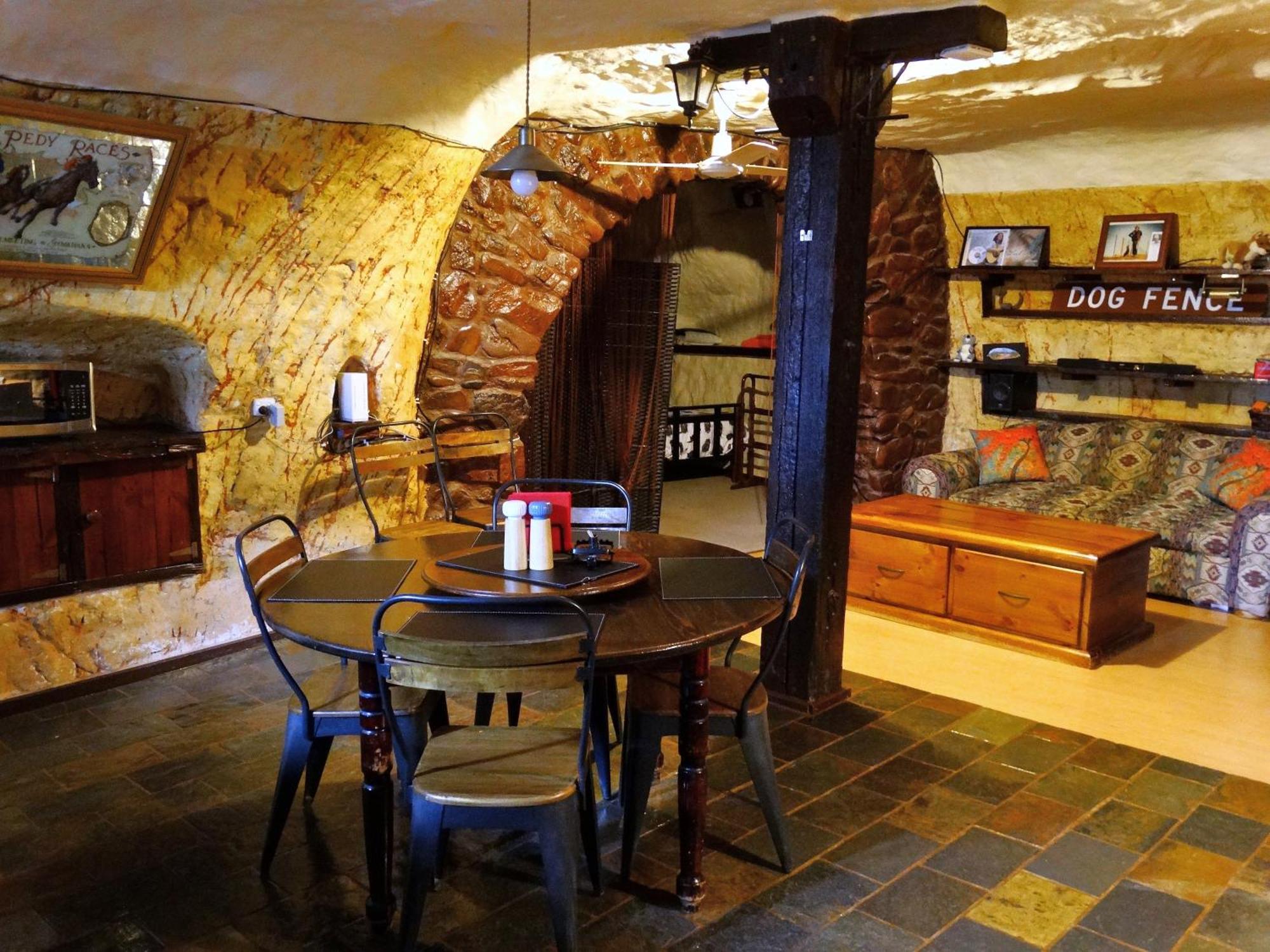 Di'S Dugouts Hotel Coober Pedy Exterior photo