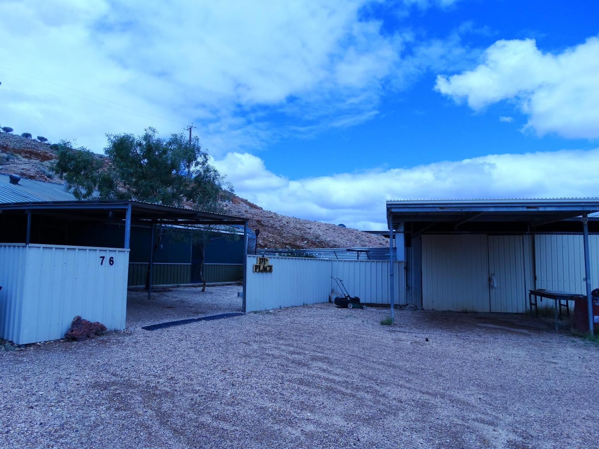 Di'S Dugouts Hotel Coober Pedy Exterior photo