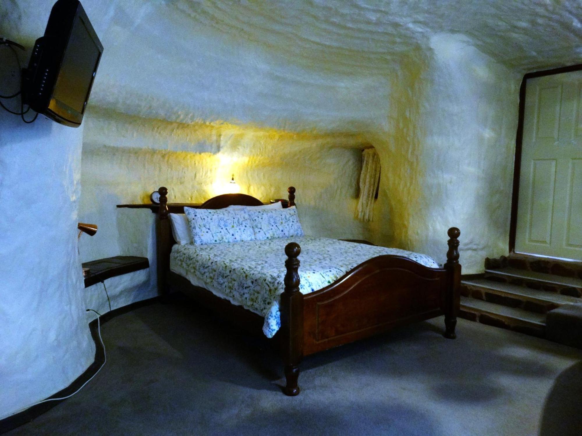 Di'S Dugouts Hotel Coober Pedy Exterior photo