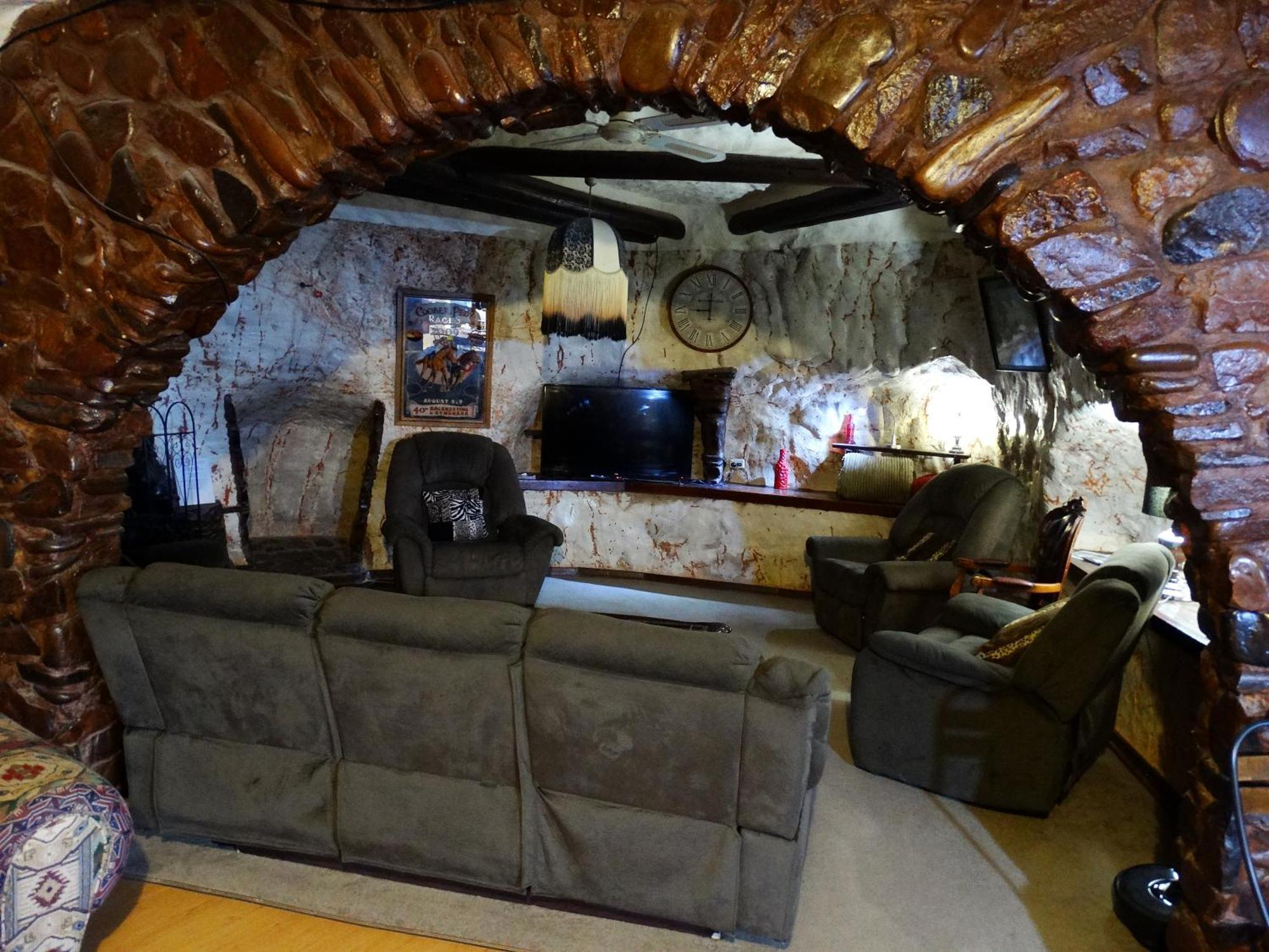 Di'S Dugouts Hotel Coober Pedy Exterior photo
