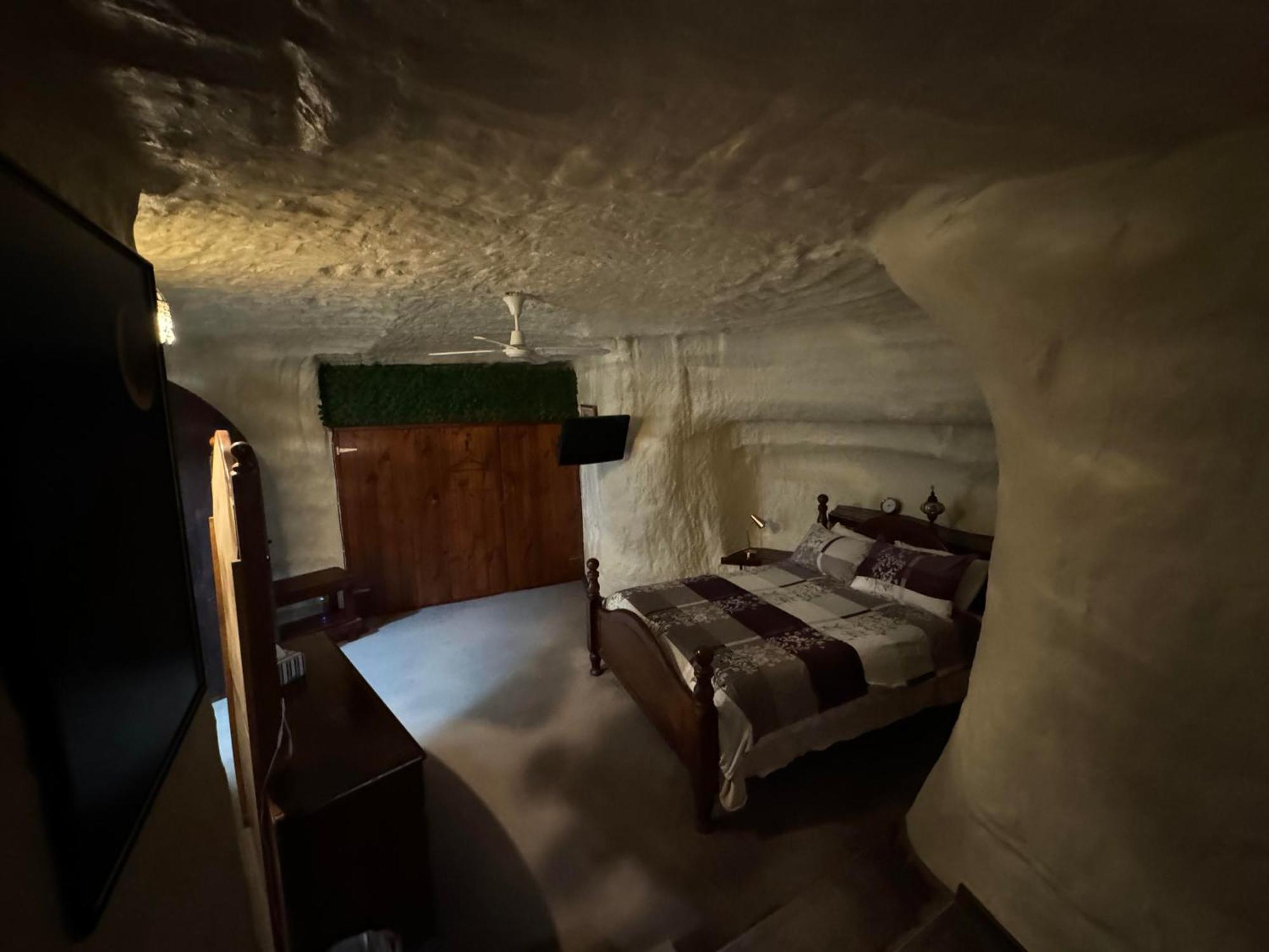 Di'S Dugouts Hotel Coober Pedy Exterior photo
