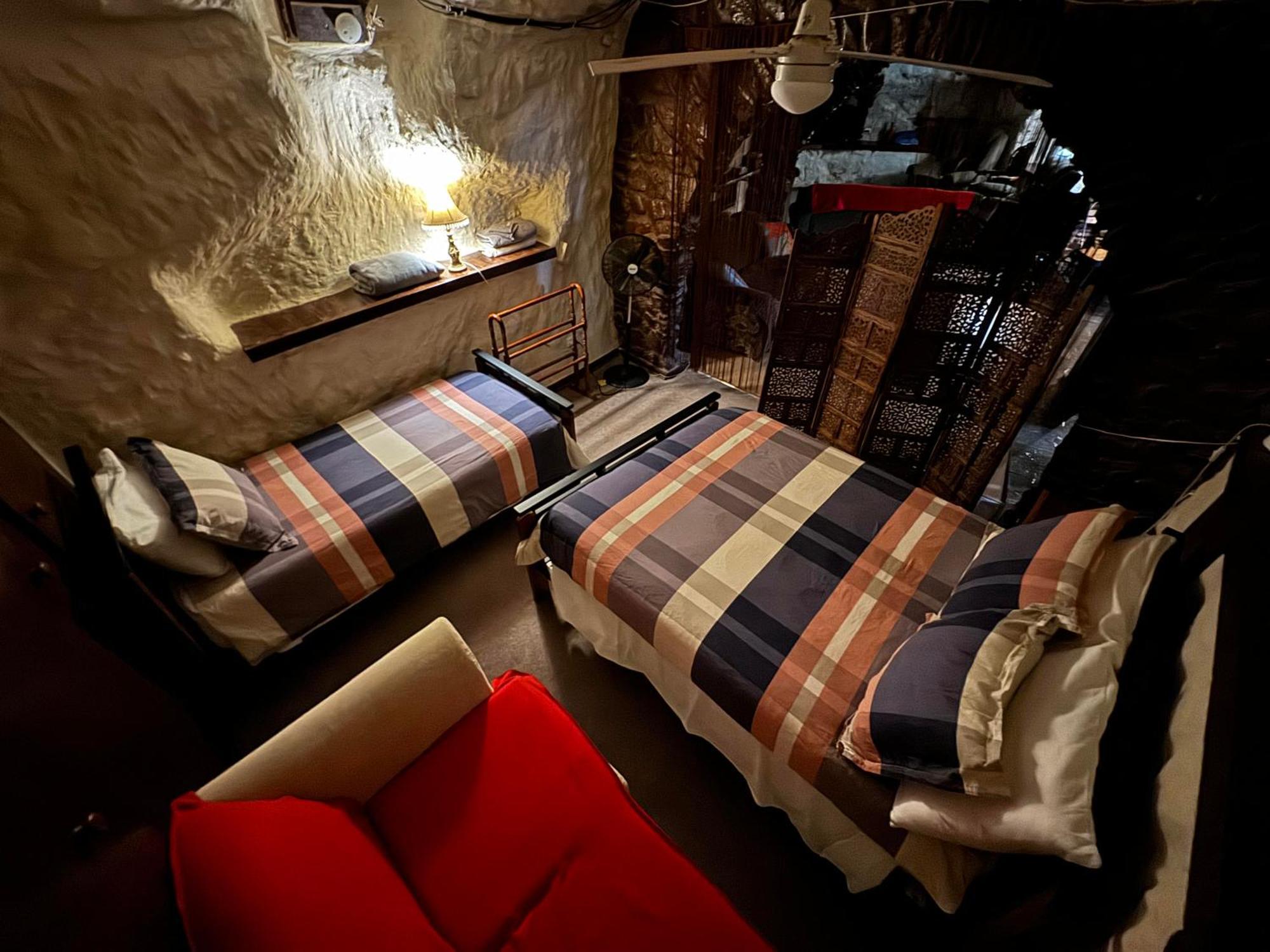 Di'S Dugouts Hotel Coober Pedy Exterior photo