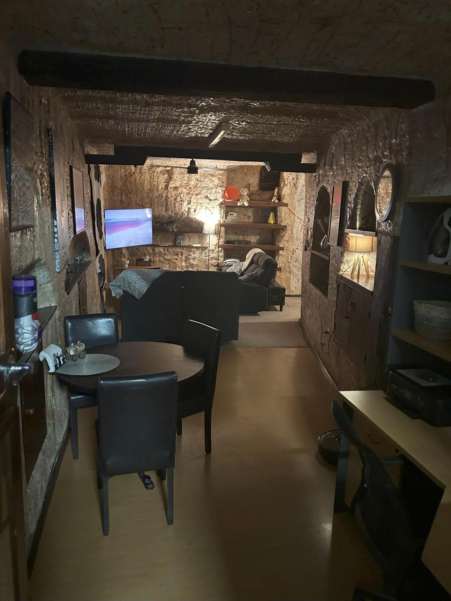 Di'S Dugouts Hotel Coober Pedy Exterior photo