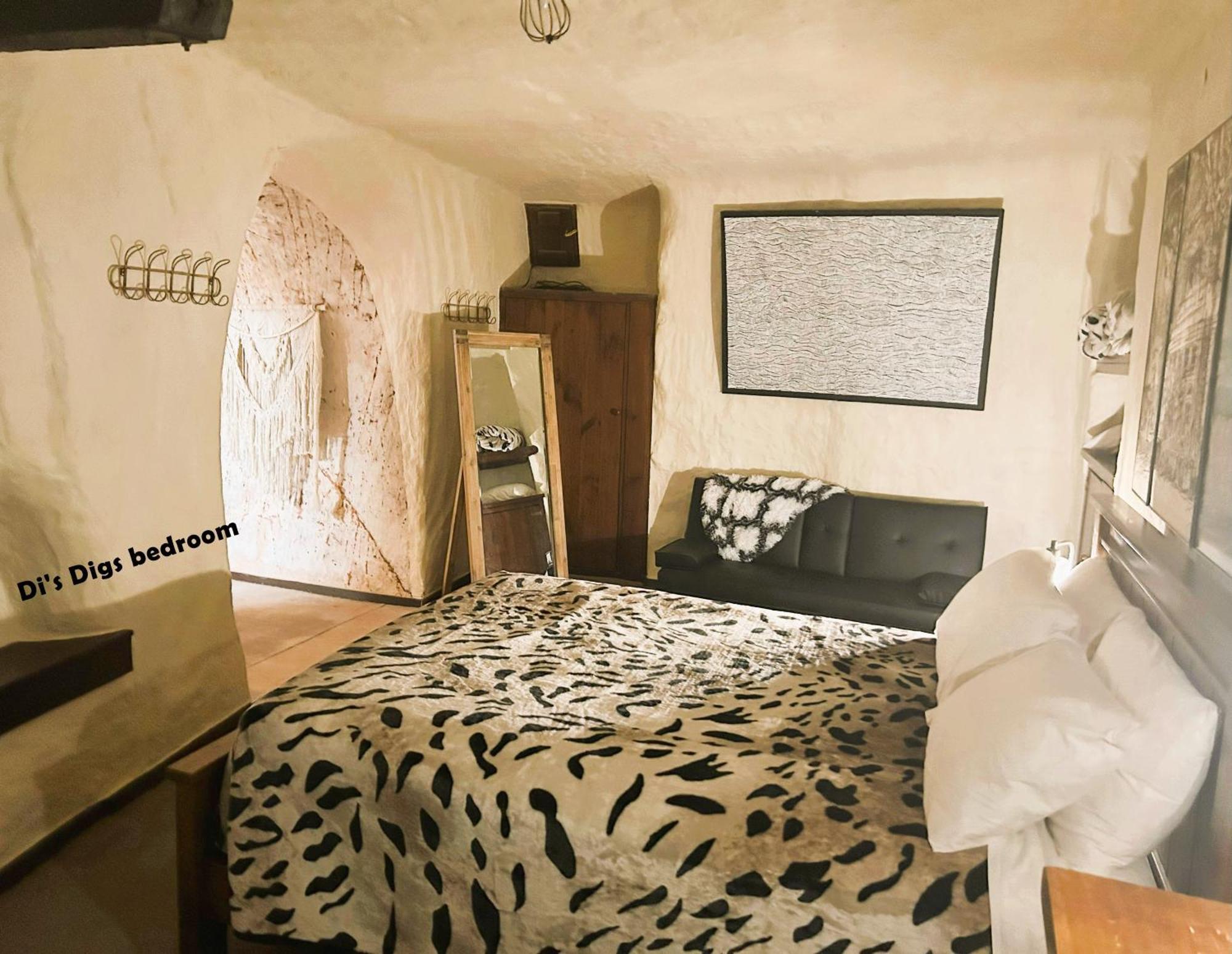 Di'S Dugouts Hotel Coober Pedy Exterior photo
